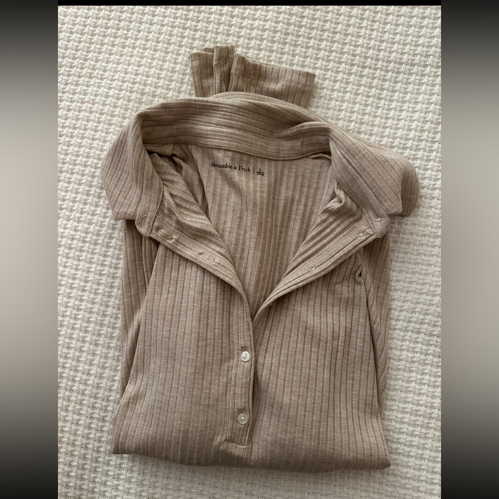 Abercrombie & Fitch Collared Half Button Shirt Ta… - image 1
